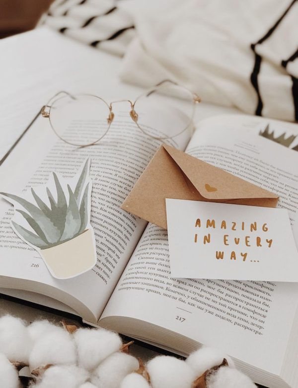 Gratitude et bien-être au travail : livre ouvert et carte de remerciement.