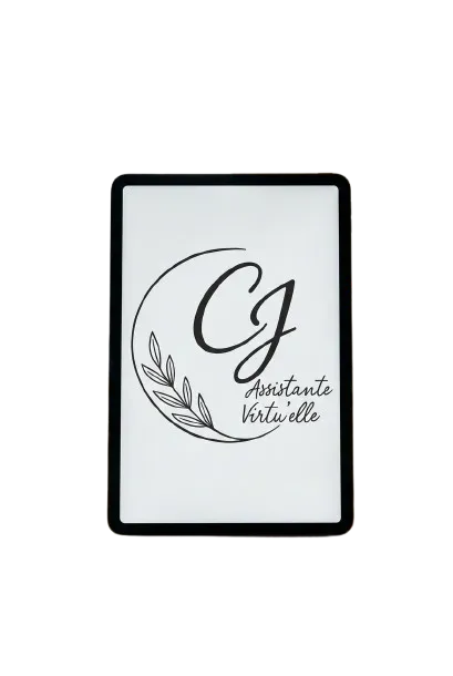 Logo de CJ Assistante Virtu’elle affiché sur une tablette numérique, présentant des initiales calligraphiées et un emblème végétal.