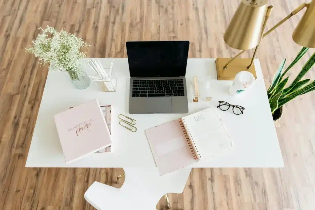 Bureau organisé et support administratif à distance par une freelance.